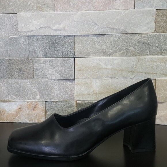 Pierre Dumas Edicta Pump - Picture 3 of 6